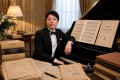 Yuki Kawaguchi am Konzertflügel während eines klassischen Konzertauftritts