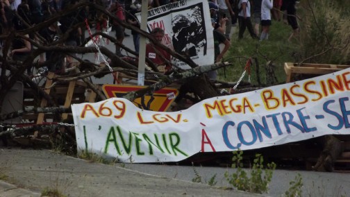 Manifestation contre l' A69 5 juillet 2025 dans le Tarn chateau de Scopont