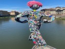 La statua dell'Uomo Comune sul Ponte alle Grazie-Firenze-Italia2025