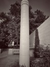 Colonne en granit avec noms des présidents du Comité Olympique-Suisse